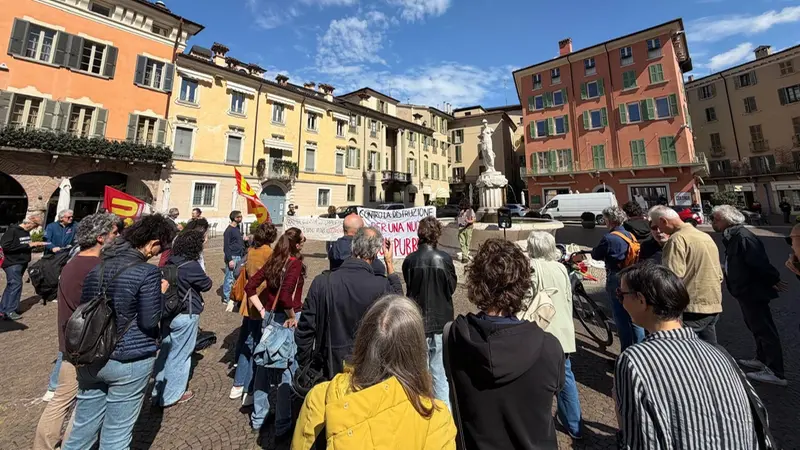 Un momento della manifestazione in piazza Paolo VI - © www.giornaledibrescia.it