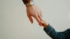 Un padre con il proprio figlio (foto d'archivio)