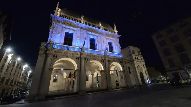 L'accensione di Palazzo Loggia in blu il 12 maggio