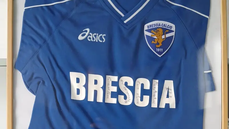La maglia «speciale», incorniciata al campo sportivo di Monticchio