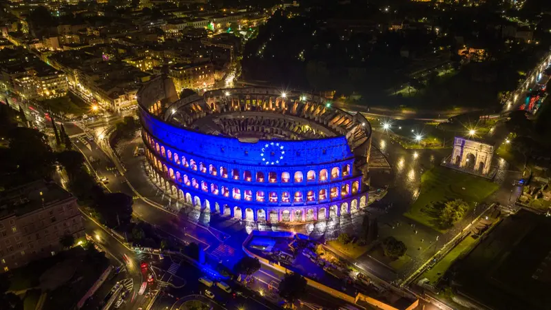 Il Colosseo illuminato dalla bandiera dell'Unione europea nel 2024 - Foto Wikipedia