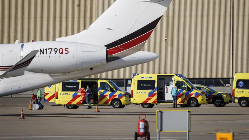 Le ambulanze attendono una delle persone potenzialmente infette all'aeroporto vicino ad Amsterdam, dopo l'evacuazione - Foto Ansa © www.giornaledibrescia.it