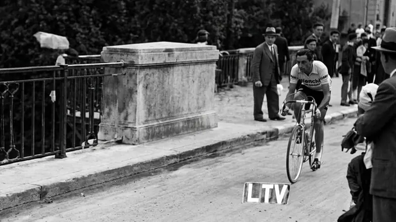 Fausto Coppi passa sul Ponte di Toscolano il 6 giugno 1954 - foto Archeologia dello Sport