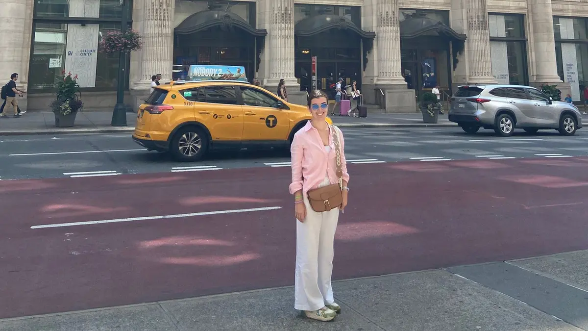 Nicole Baiguera davanti alla City University di New York