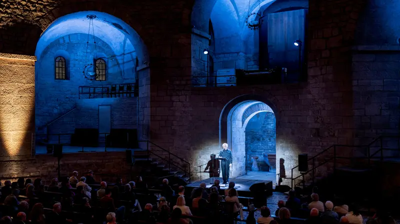 Toni Servillo nel Duomo Vecchio con Le voci di Dante