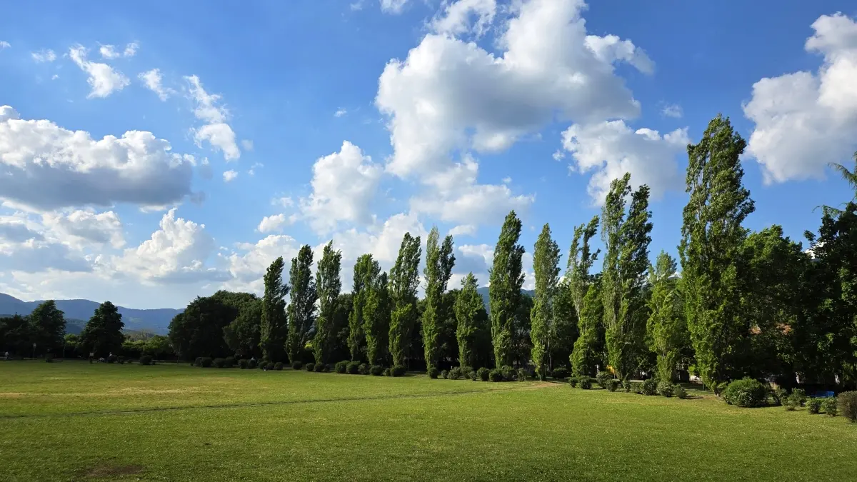 Il parco Castelli sotto un cielo primaverile, con qualche cumulo di passaggio - © www.giornaledibrescia.it