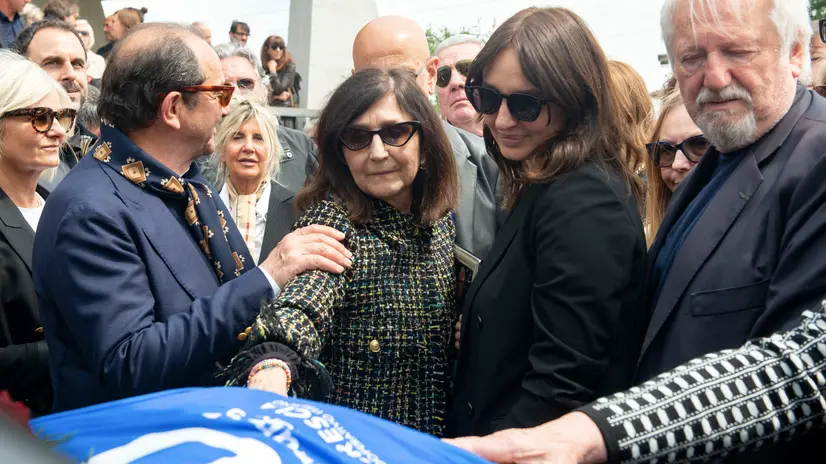 Addio a Beccalossi, l'arrivo e l'uscita del feretro