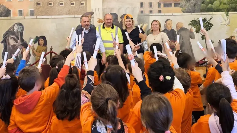 Bambini in municipio alla presentazione dell'iniziativa - © www.giornaledibrescia.it