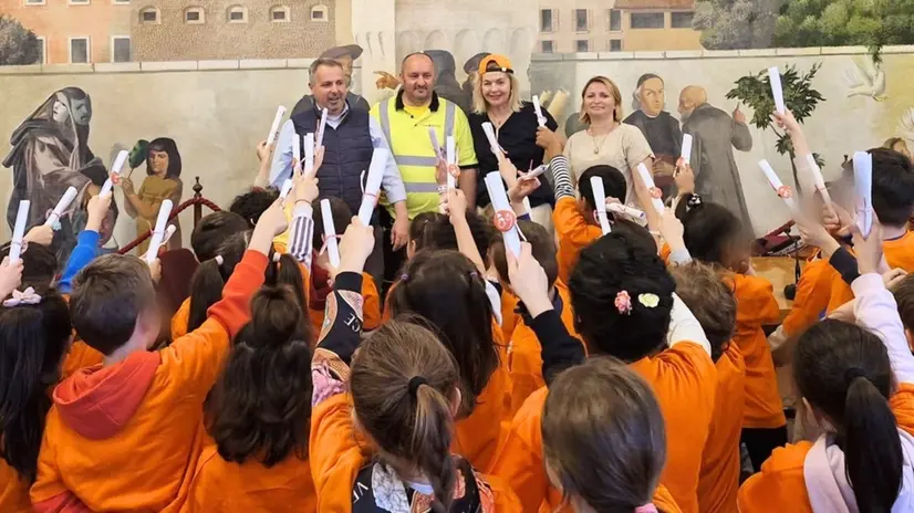 Bambini in municipio alla presentazione dell'iniziativa - © www.giornaledibrescia.it