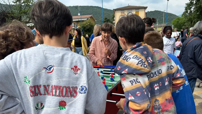 Un pomeriggio di festa fuori da scuola - © www.giornaledibrescia.it