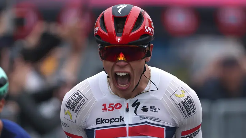 L'urlo del vincitore della prima tappa del Giro d'Italia - Ansa