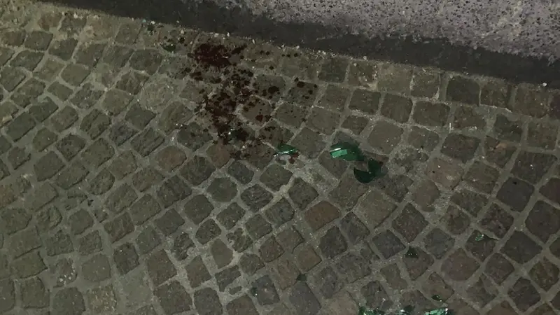 La bottiglia di vetro e il sangue in via San Martino