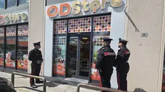 I carabinieri fuori dal negozio preso di mira dal ladro a Sarezzo