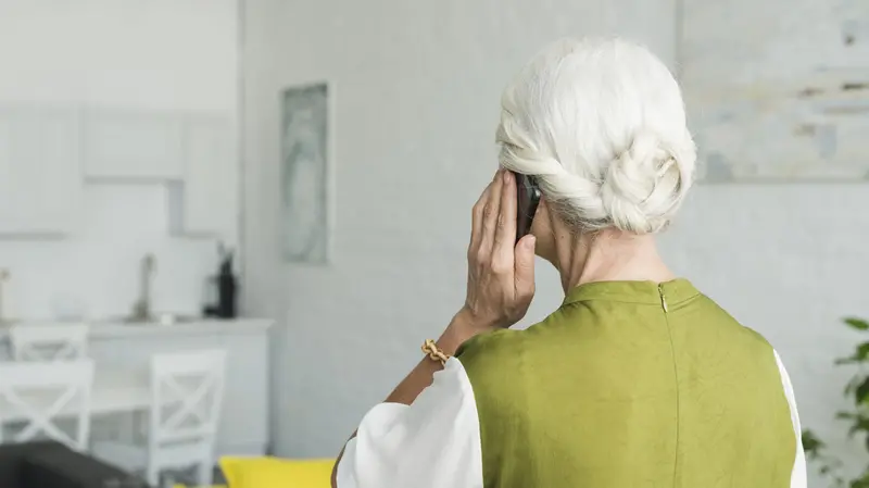 Una signora anziana al telefono - Foto simbolica