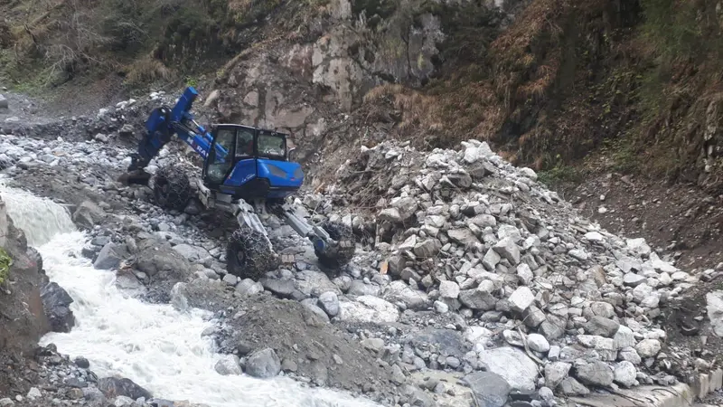 I lavori per contenere il torrente Vallaro, a Vione
