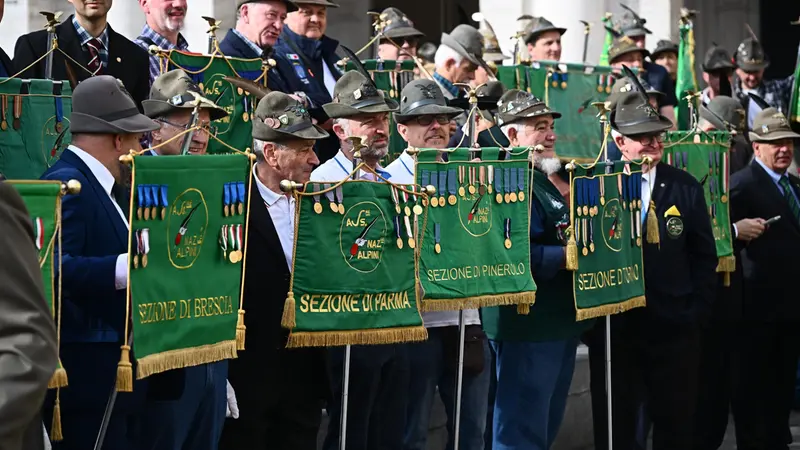 Alcuni alpini, tra cui i bresciani, ieri a Genova - Foto Ansa © www.giornaledibrescia.it