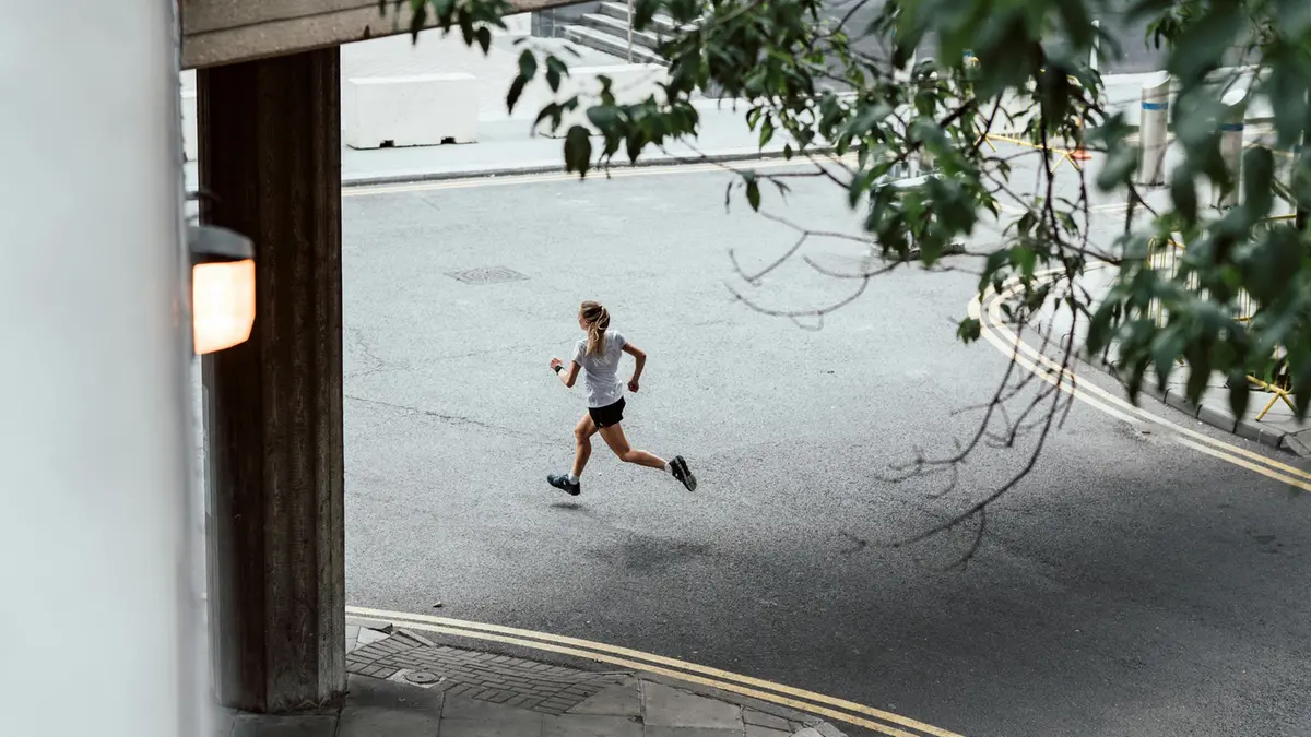 Una ragazza corre in città