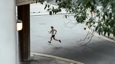 Una ragazza corre in città