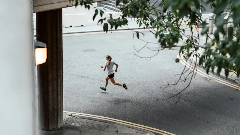 Una ragazza corre in città