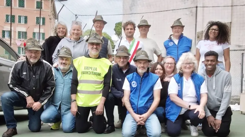 Osvaldo Maurilli con il gruppo di alpini