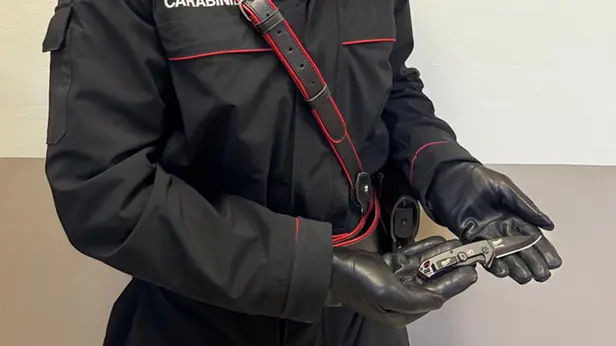 Uno dei carabinieri intervenuti mostra l'arma dell'aggressione