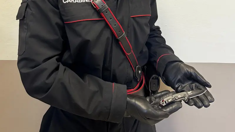 Uno dei carabinieri intervenuti mostra l'arma dell'aggressione