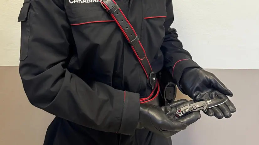 Uno dei carabinieri intervenuti mostra l'arma dell'aggressione