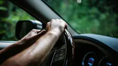 Mani sul volante, foto d'archivio