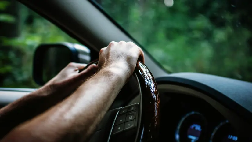 Mani sul volante, foto d'archivio