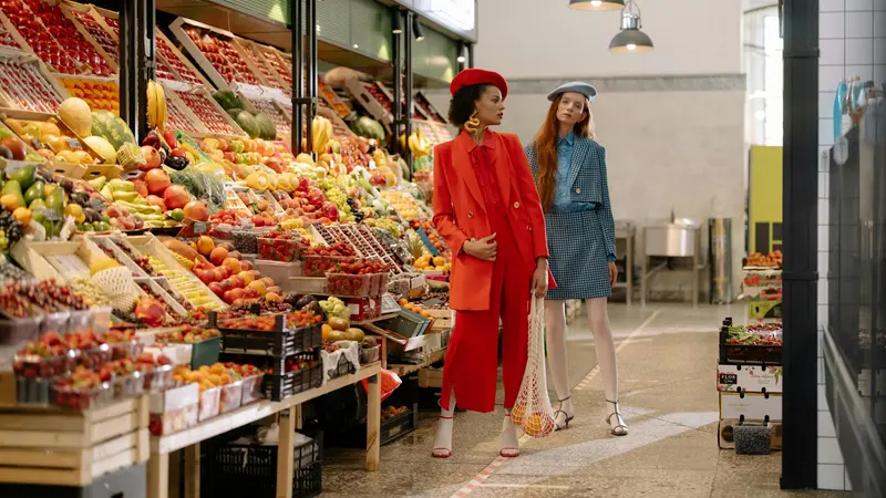 Sfilata di moda tra le corsie del mercato