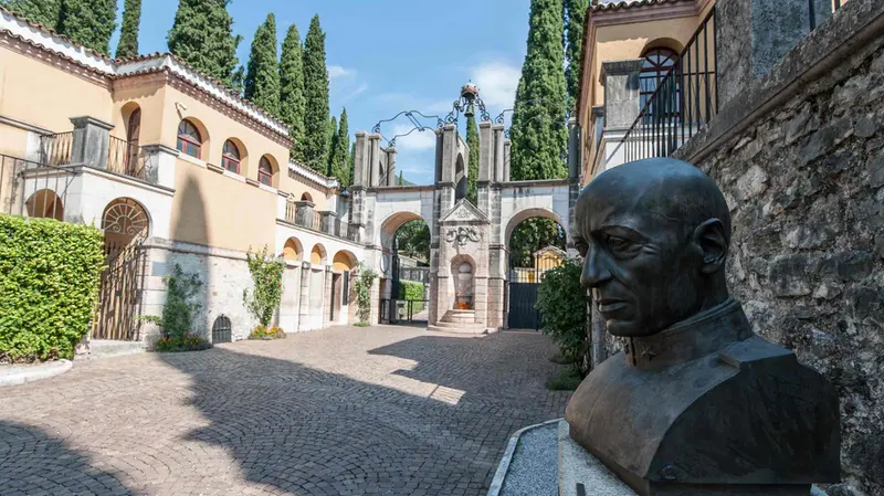 Il busto di Gabriele D’Annunzio all’ingresso del Vittoriale