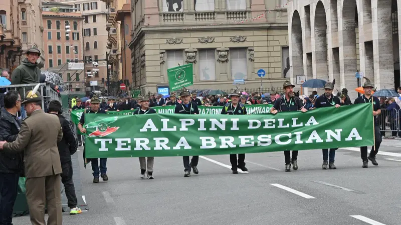 Gli alpini bresciani sfilano all'Adunata di Genova