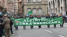 Gli alpini bresciani sfilano all'Adunata di Genova