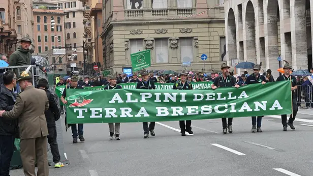 Gli alpini bresciani sfilano all'Adunata di Genova