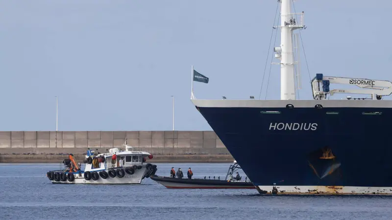 La Hondius entra nel porto di Granadilla de Abona a Tenerife - Foto Ansa © www.giornaledibrescia.it