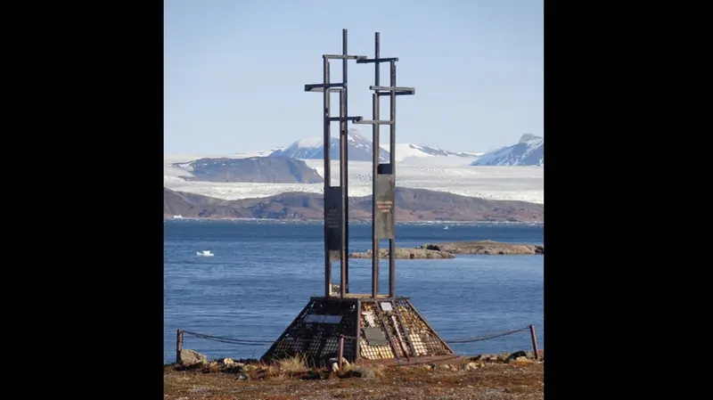 Il monumento alle vittime del Norge realizzato alle Svalbard da Aldo Caratti, nipote di Attilio