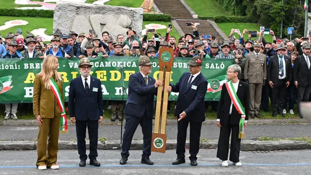 Adunata degli Alpini, il passaggio della stecca da Genova a Brescia
