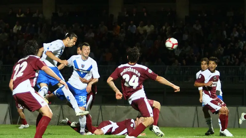 Il gol della vittoria di Mareco nella semifinale di andata dei play off a Cittadella - Foto Newreporter@www.giornaledibrescia.it