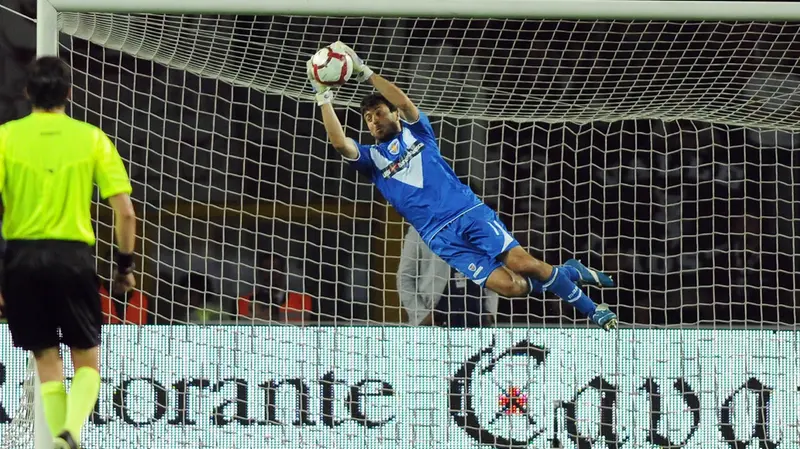 Una parata di Arcari nella finale di andata dei play off col Torino - Foto Newreporter@www.giornaledibrescia.it