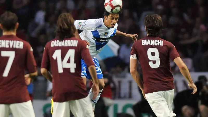 Un anticipo di testa di Martinez nel match Torino-Brescia - Foto Newreporter@www.giornaledibrescia.it