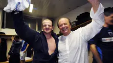 Il tecnico Beppe Iachini e il presidente Gino Corioni festeggiano in spogliatoio la vittoria dei play off e la promozione in serie A - Foto Newreporter@www.giornaledibrescia.it