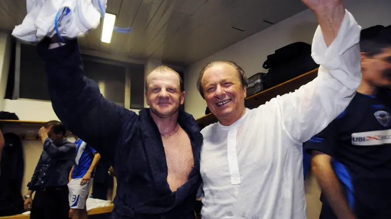 Il tecnico Beppe Iachini e il presidente Gino Corioni festeggiano in spogliatoio la vittoria dei play off e la promozione in serie A - Foto Newreporter@www.giornaledibrescia.it