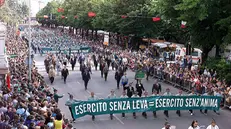 Adunata a Brescia nel 2000, gli striscioni pro-leva obbligatoria