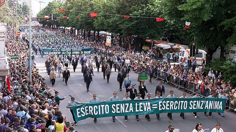 Adunata a Brescia nel 2000, gli striscioni pro-leva obbligatoria