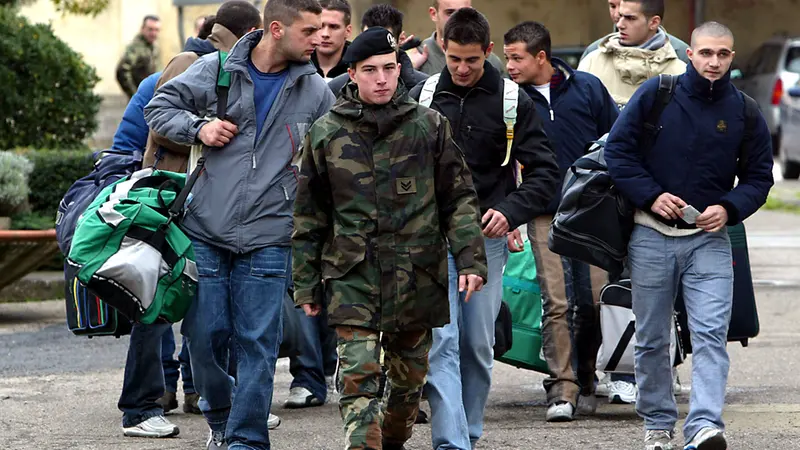 Dicembre 2004, caserma di Firenze: le ultime reclute prima della fine del servizio di leva obbligatorio - Foto Ansa © www.giornaledibrescia.it