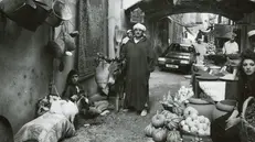Vicolo Tre Archi trasformato in un suk - Foto Archvio Eden/GdB