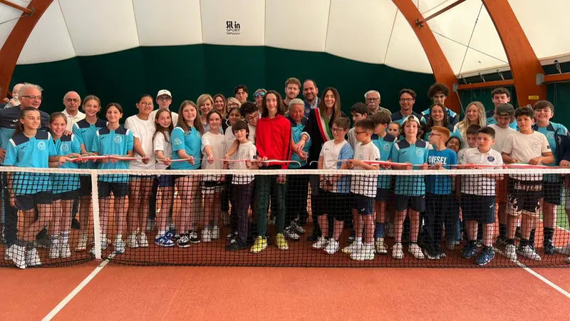 Taglio del nastro della nuova copertura: gli atleti ritrovano il loro campo da tennis