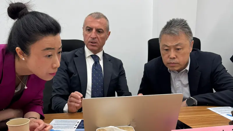 Il direttore sanitario Giovanni Loris Alborali illustra il modello in Cina