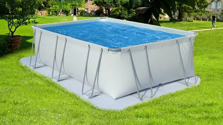 Una piscina in materiale plastico con sostegni in acciaio