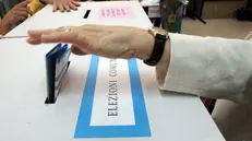 Una cittadina al voto - © www.giornaledibrescia.it
